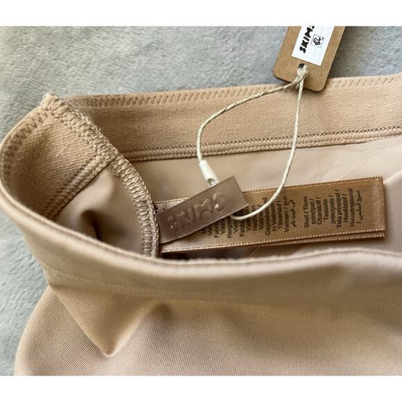 New SKIMS Sz Large Hip Enhancing Shaping Padded Mid-thigh Shorts BO-SH0-7650W - Picture 7 of 9